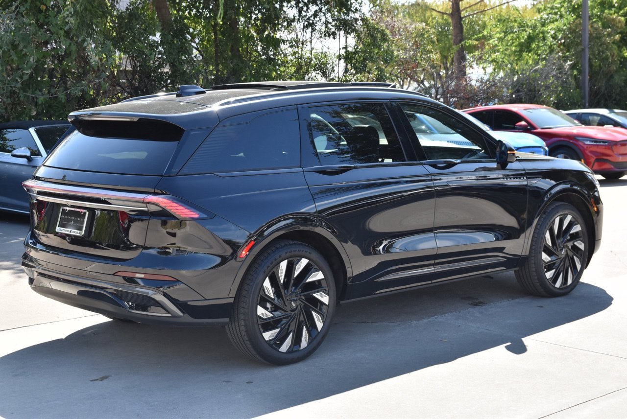 Certified 2025 Lincoln Nautilus Reserve w/ Jet Appearance Package AWD/4WD image 7