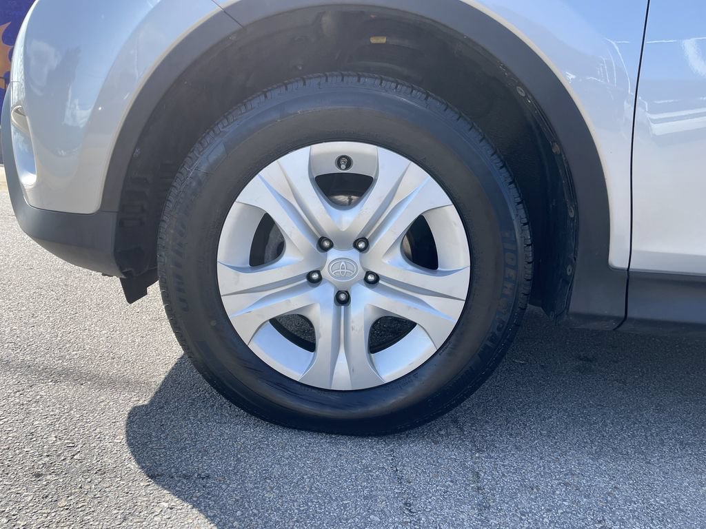 Used 2015 Toyota RAV4 LE AWD/4WD image 9