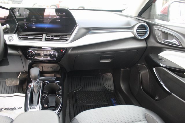 Used 2025 Chevrolet Trax LT w/ LT Convenience Package image 16