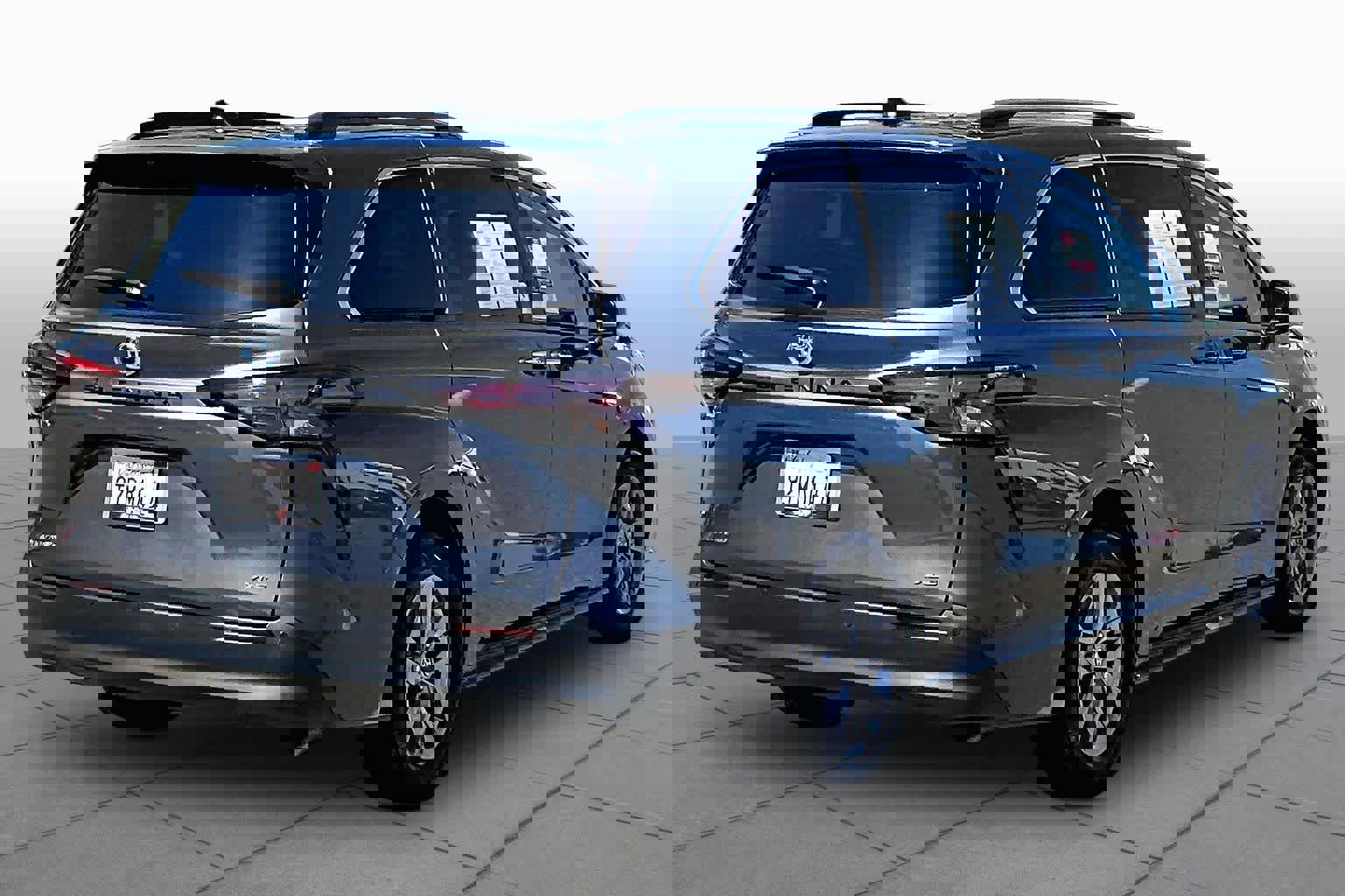 Used 2025 Toyota Sienna XLE w/ XLE Plus Package image 12