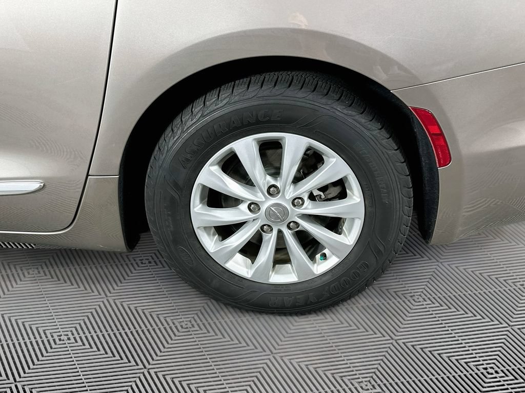 Certified 2018 Chrysler Pacifica Touring-L FWD image 40