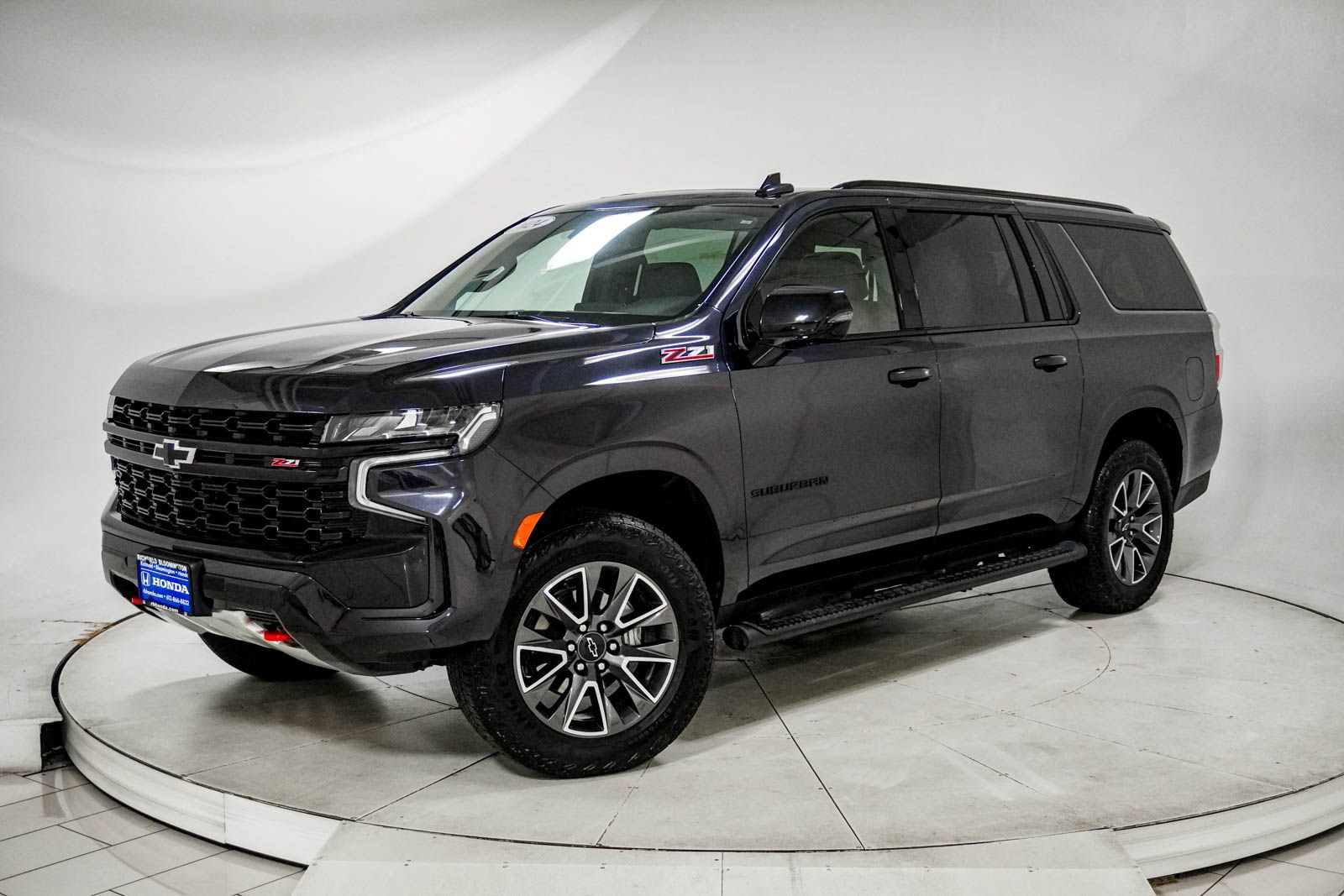 Used 2024 Chevrolet Suburban Z71 w/ Luxury Package AWD/4WD image 1