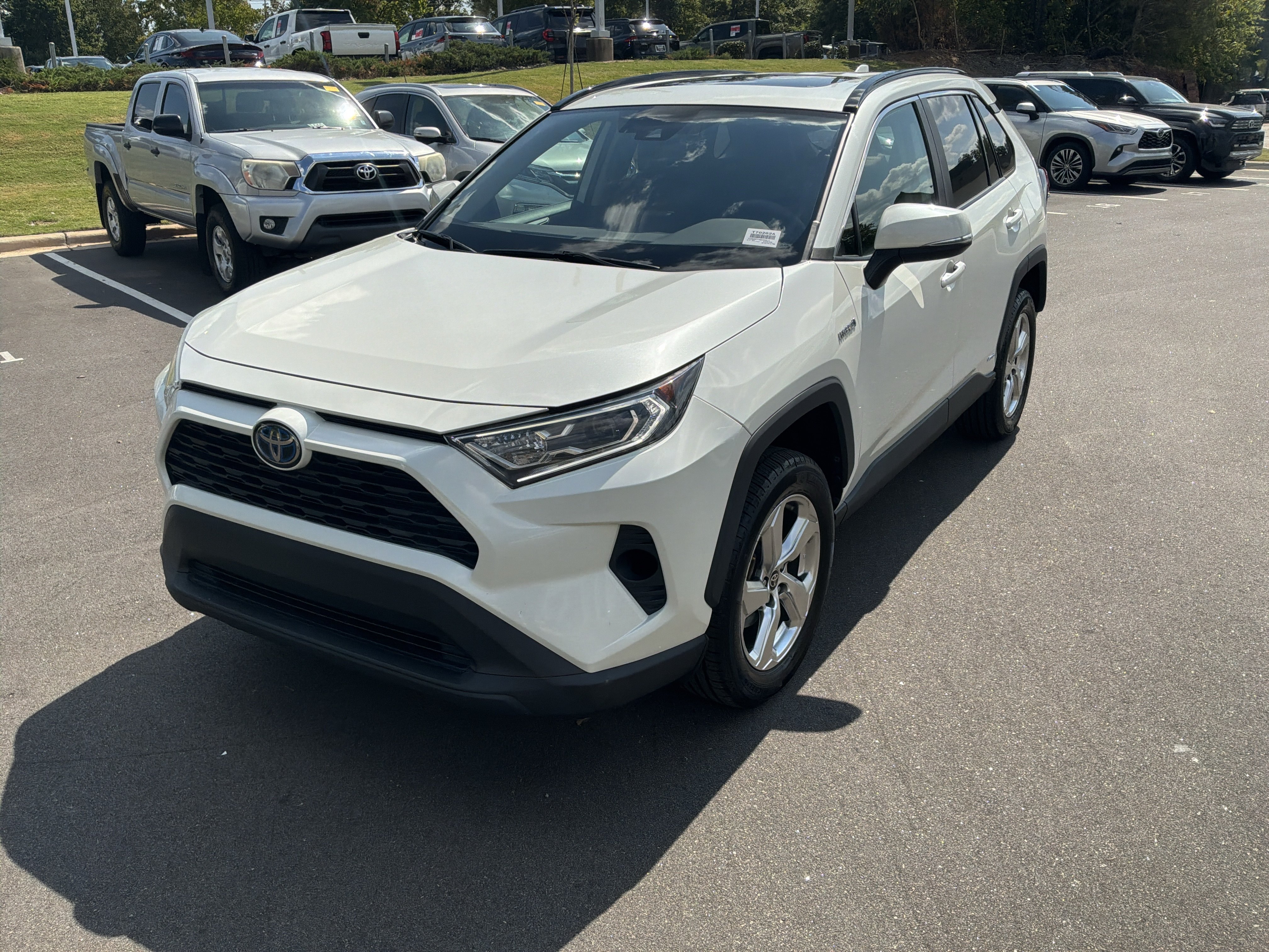 Used 2021 Toyota RAV4 XLE Premium AWD/4WD image 5