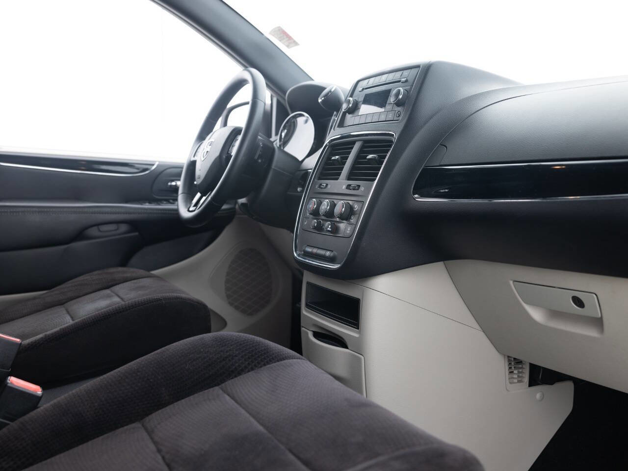 Used 2014 Dodge Grand Caravan SE FWD image 29