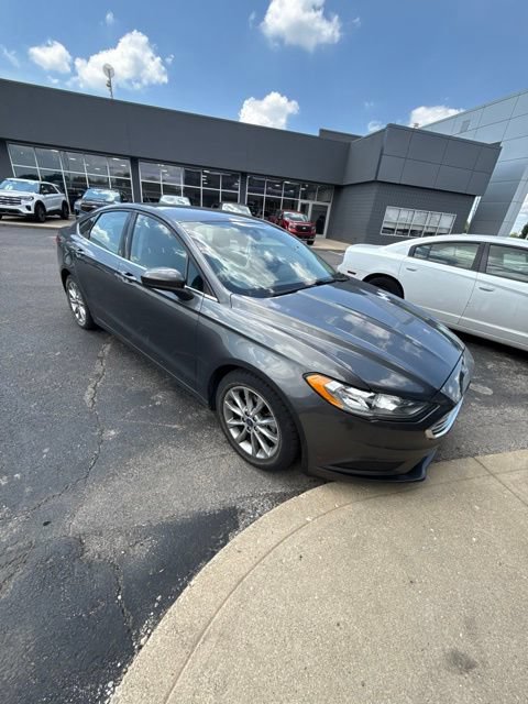 Used 2017 Ford Fusion SE w/ Fusion SE Technology Package FWD image 1