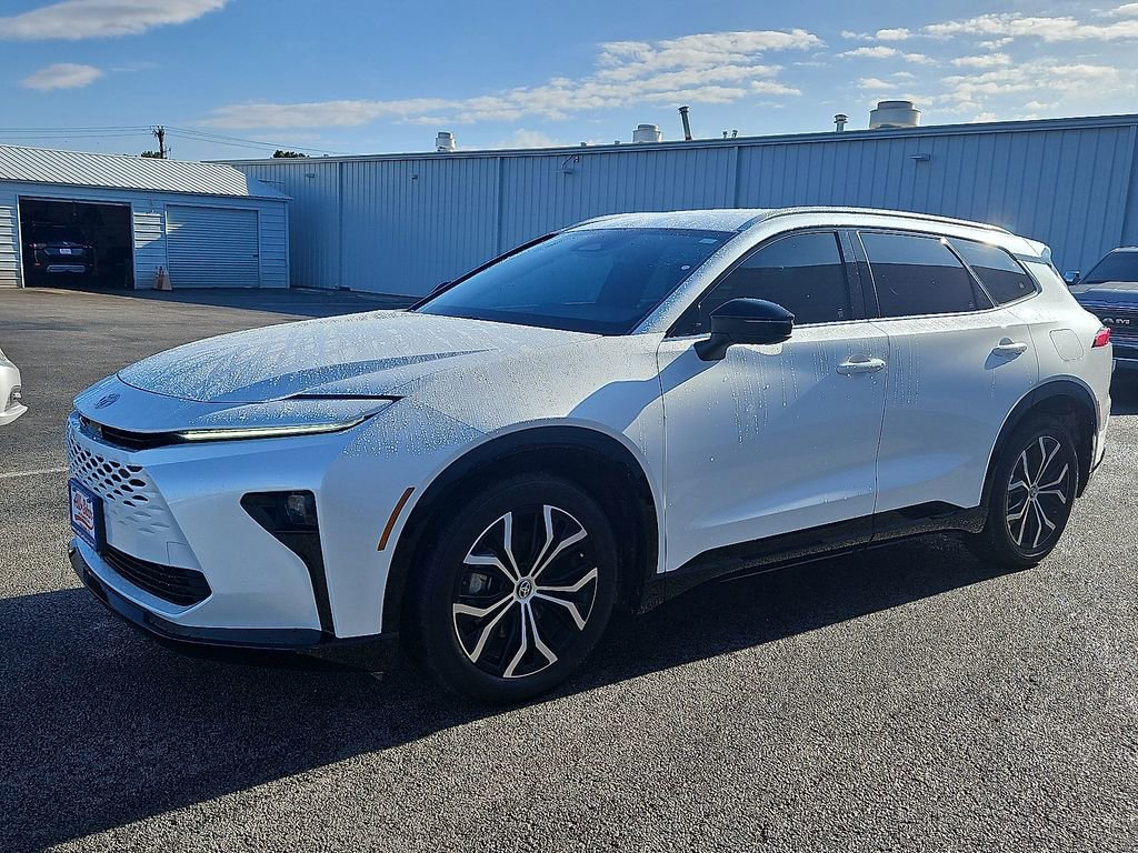 Used 2025 Toyota Crown Signia XLE image 2