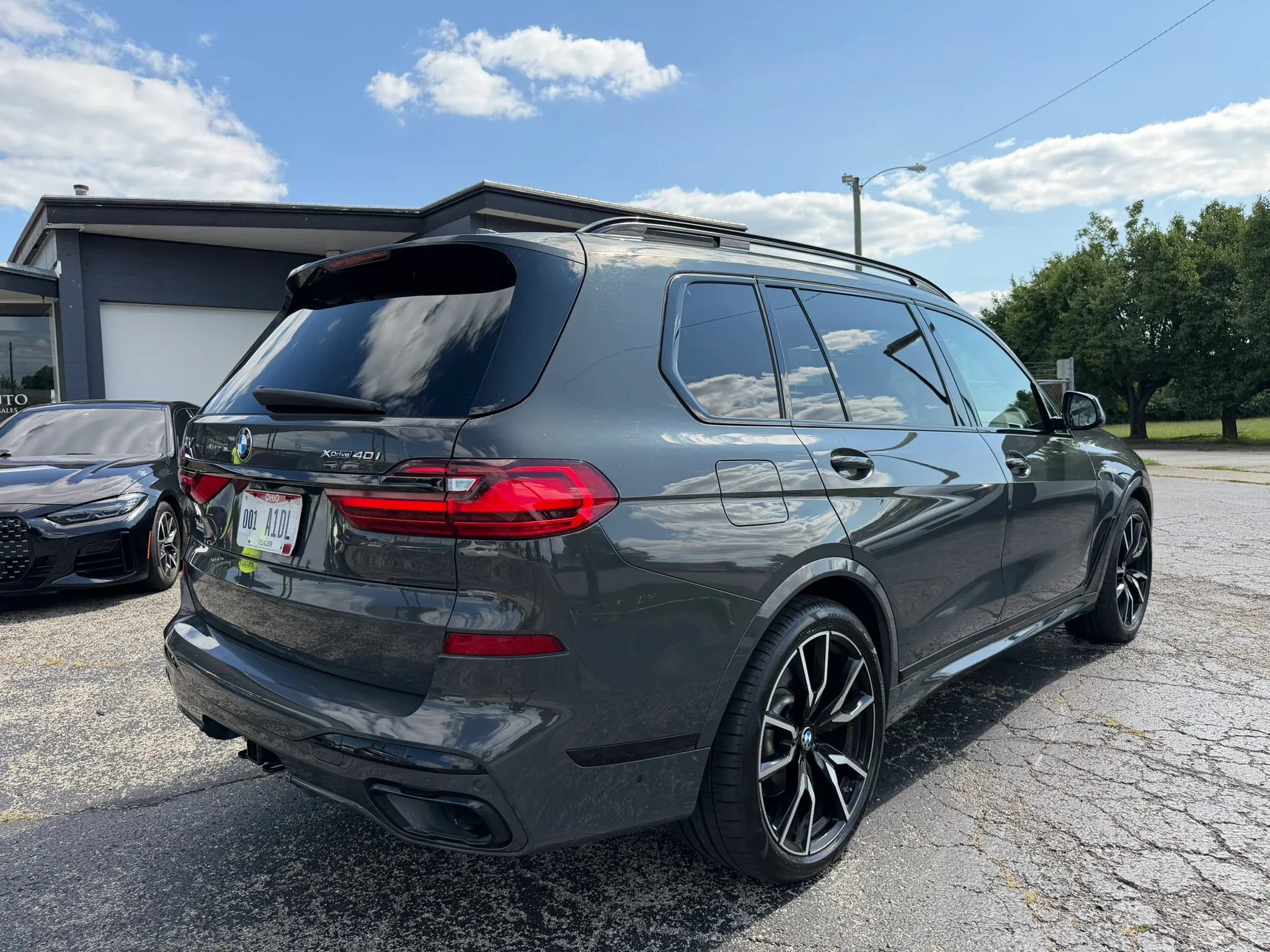 Used 2022 BMW X7 xDrive40i w/ M Sport Package AWD/4WD image 8