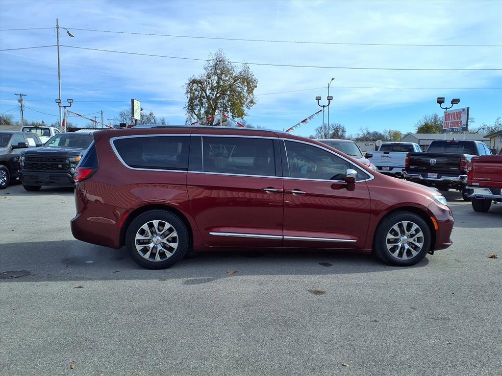 Used 2021 Chrysler Pacifica Limited w/ Uconnect Theater Family Group image 23
