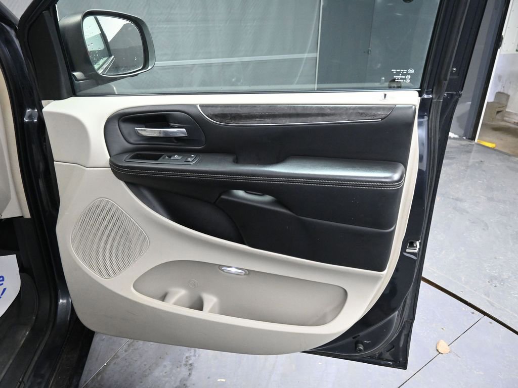 Used 2013 Chrysler Town & Country Touring image 18