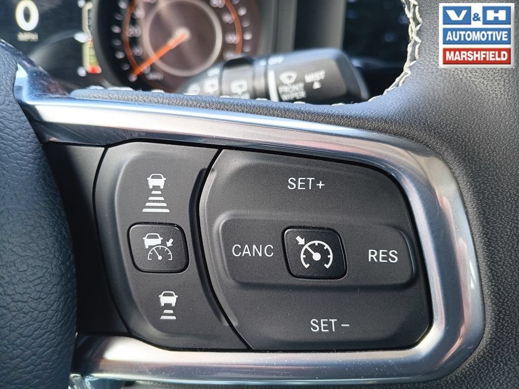Used 2025 Jeep Wrangler Unlimited Sahara AWD/4WD image 6