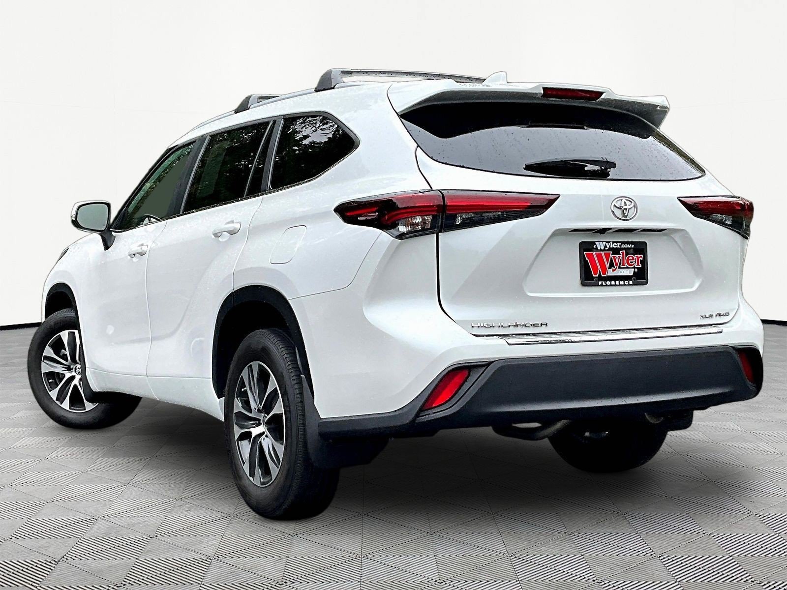 Used 2024 Toyota Highlander XLE AWD/4WD image 4