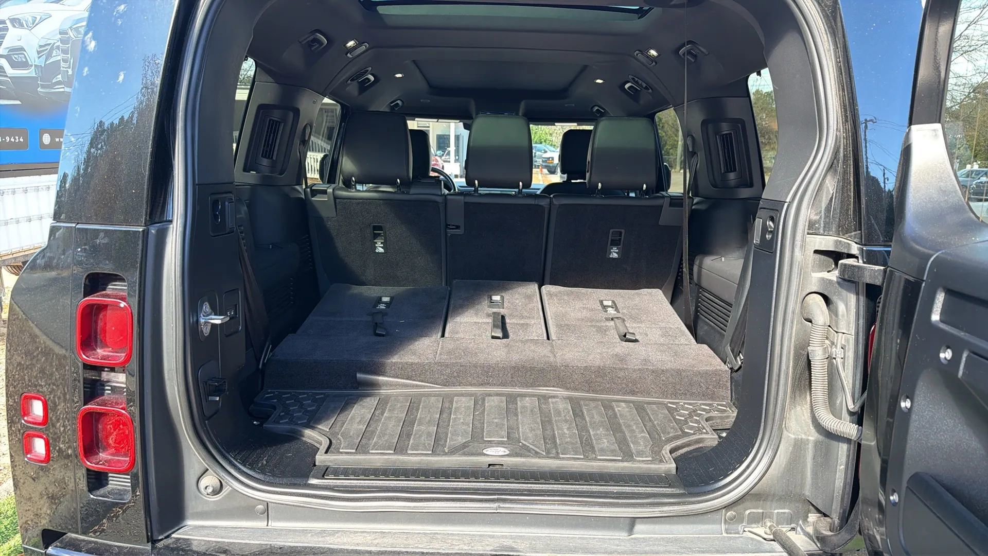 Used 2024 Land Rover Defender 130 X-Dynamic SE image 19