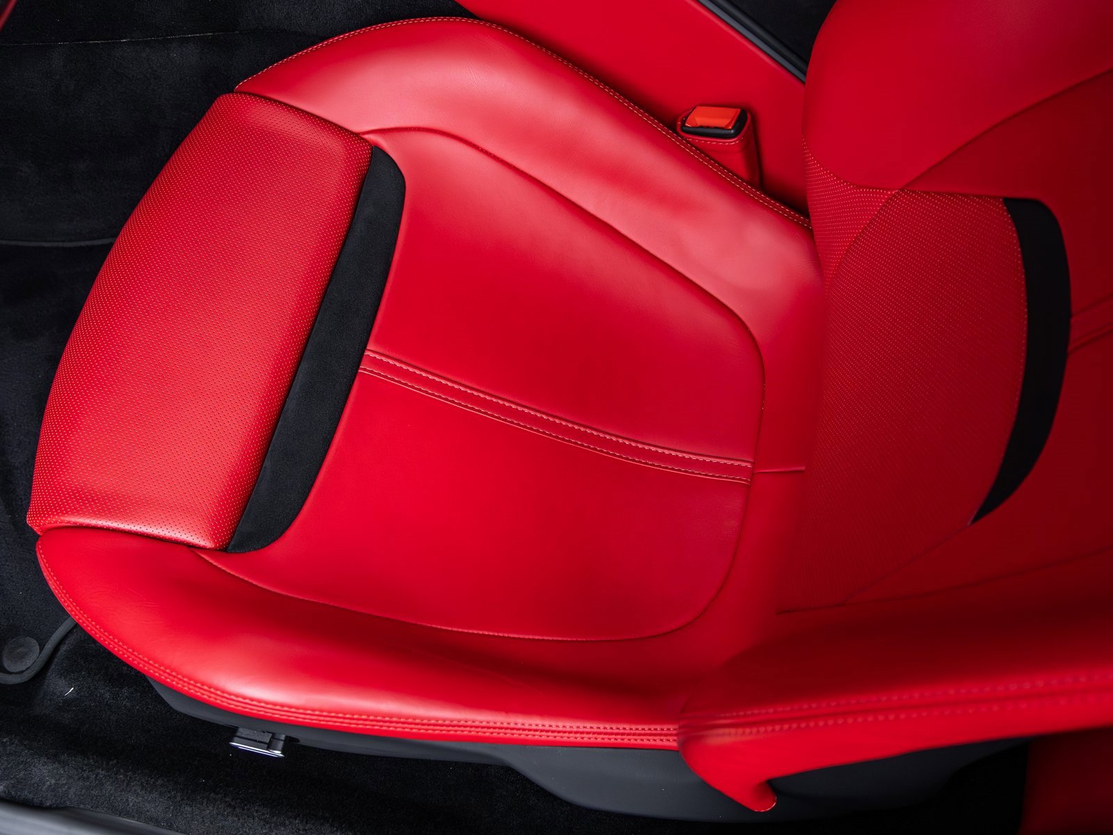 Used 2024 Ferrari Roma Spider image 30