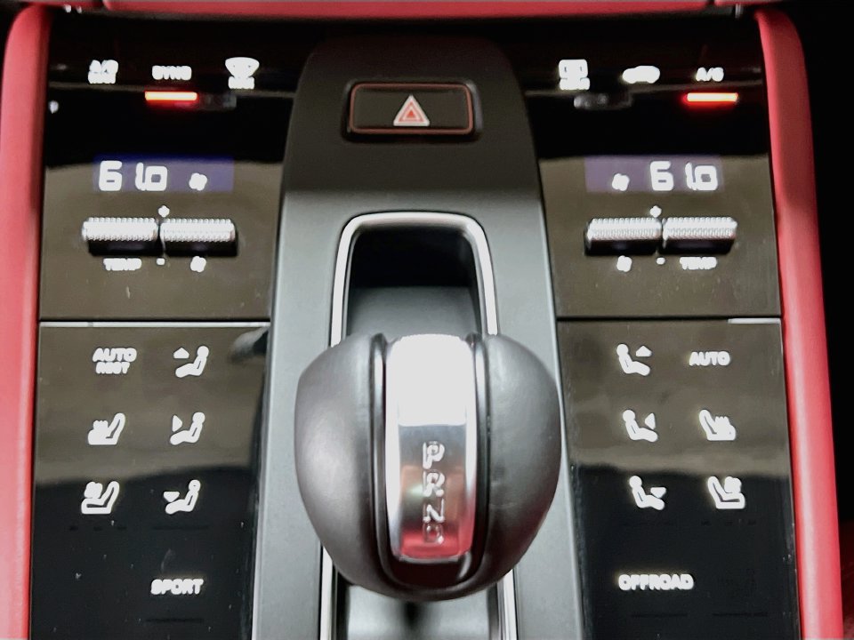 Certified 2025 Porsche Macan AWD/4WD image 18