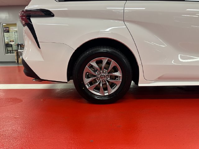 Certified 2025 Toyota Sienna LE FWD image 29