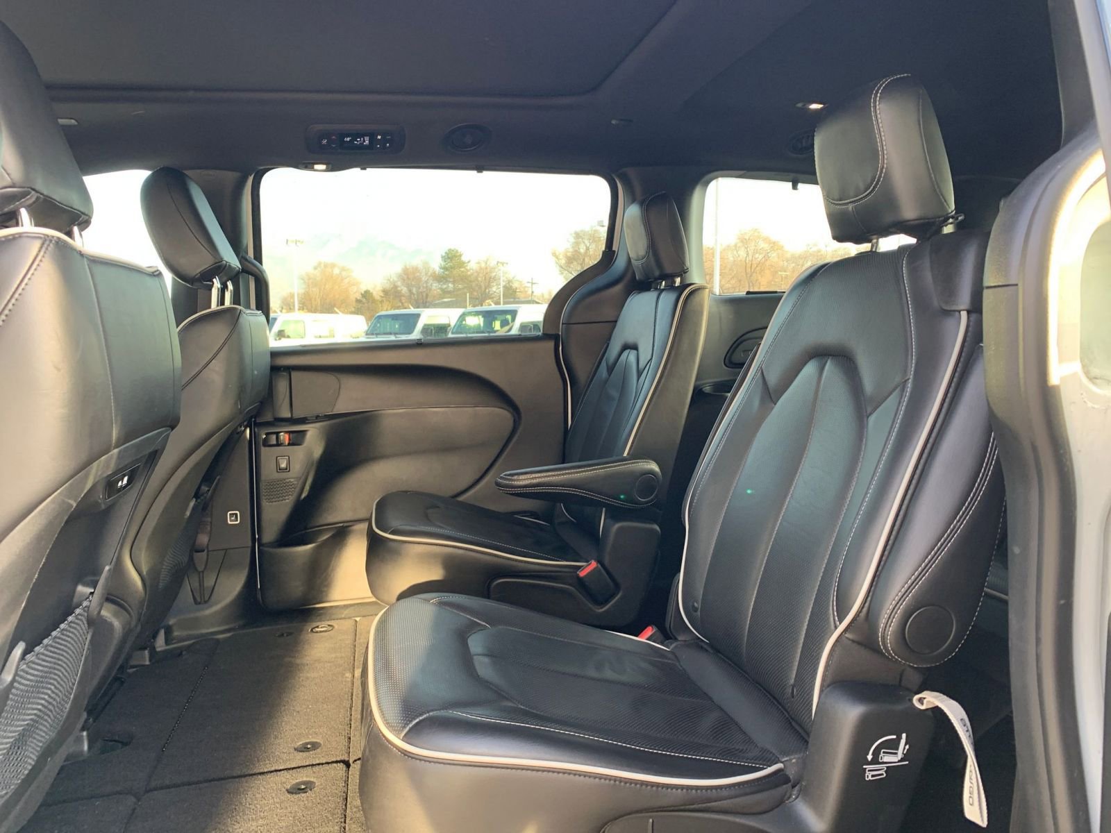 Used 2025 Chrysler Pacifica Limited image 29