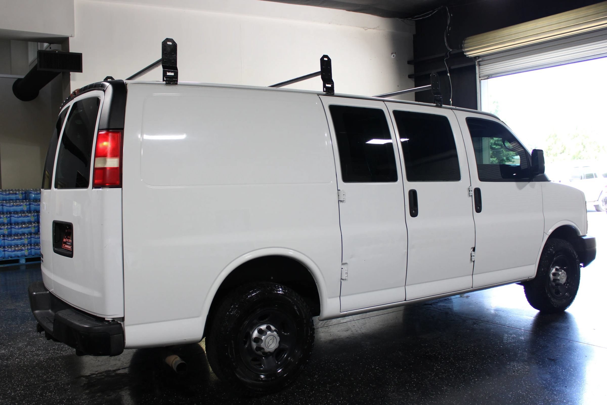 Used 2011 Chevrolet Express 2500 RWD image 3