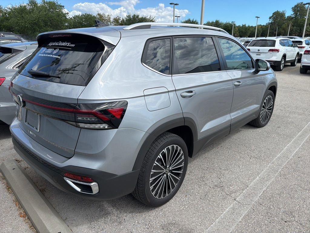 Used 2025 Volkswagen Taos SE w/ Panoramic Sunroof Package image 4