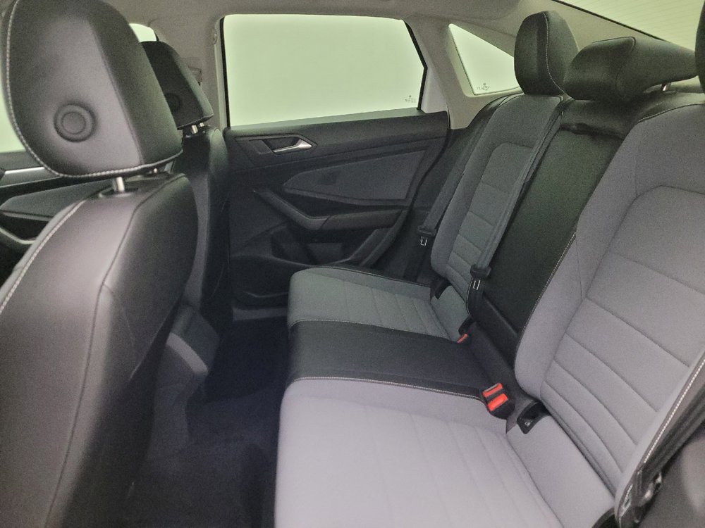 Used 2025 Volkswagen Jetta SE FWD image 18