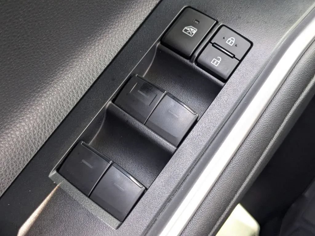 Used 2023 Toyota Highlander XLE FWD image 30