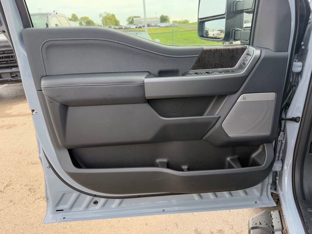New 2026 Ford F250 Lariat w/ Black Appearance Package image 9