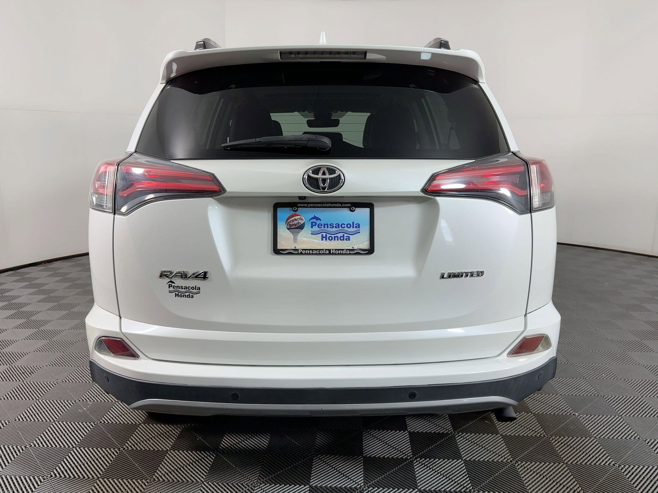 Used 2018 Toyota RAV4 Limited w/ Advanced Technology Package image 8