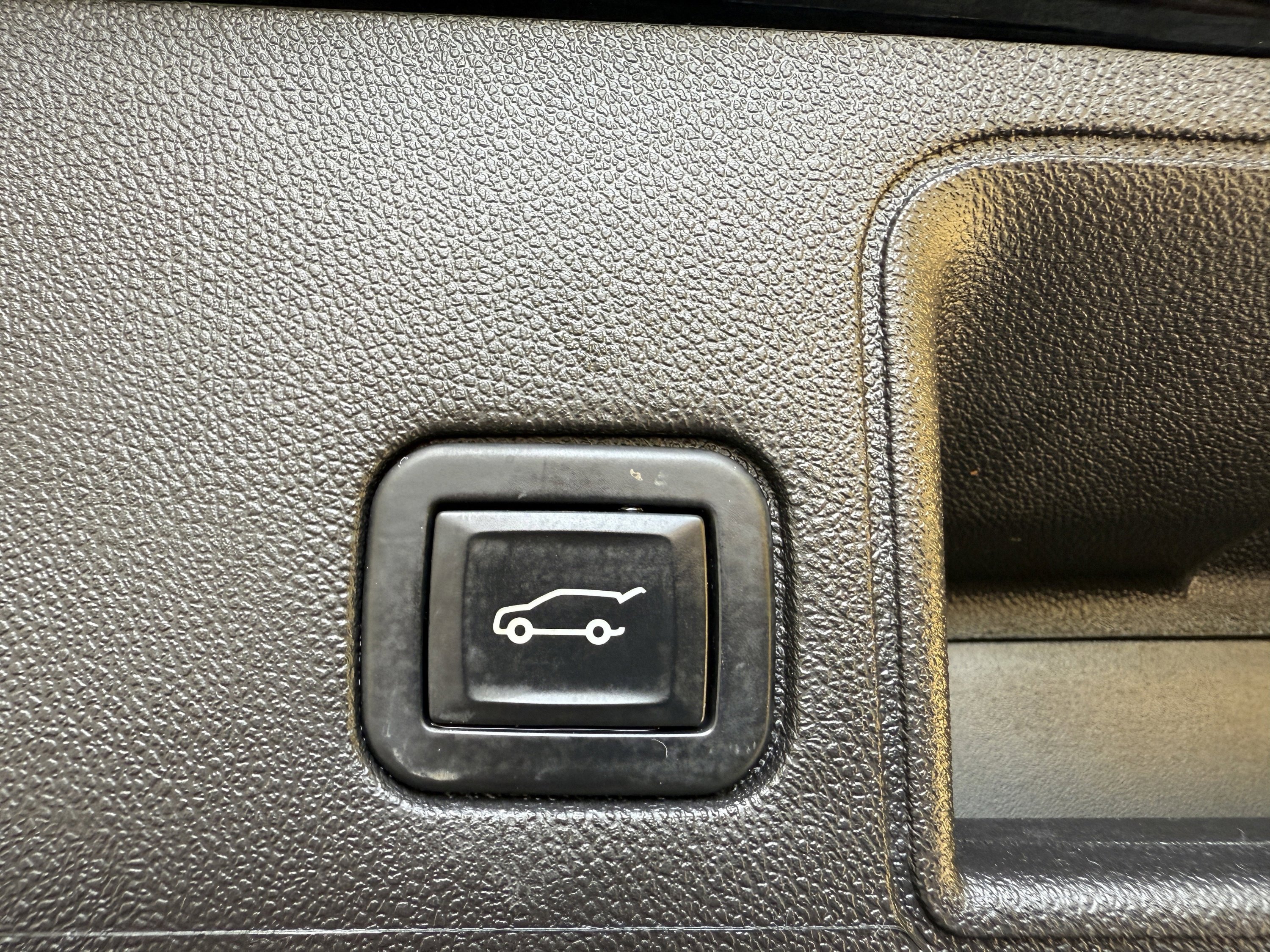 Used 2022 GMC Terrain SLT image 17