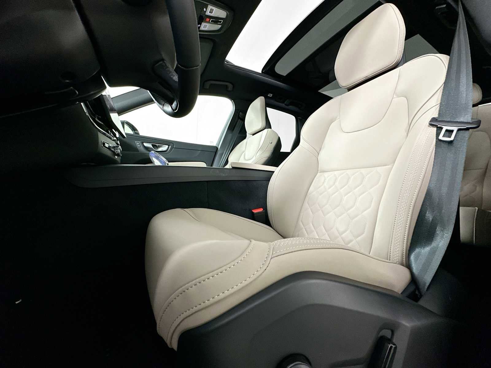 New 2026 Volvo XC60 B5 Plus w/ Protection Package Premier image 19