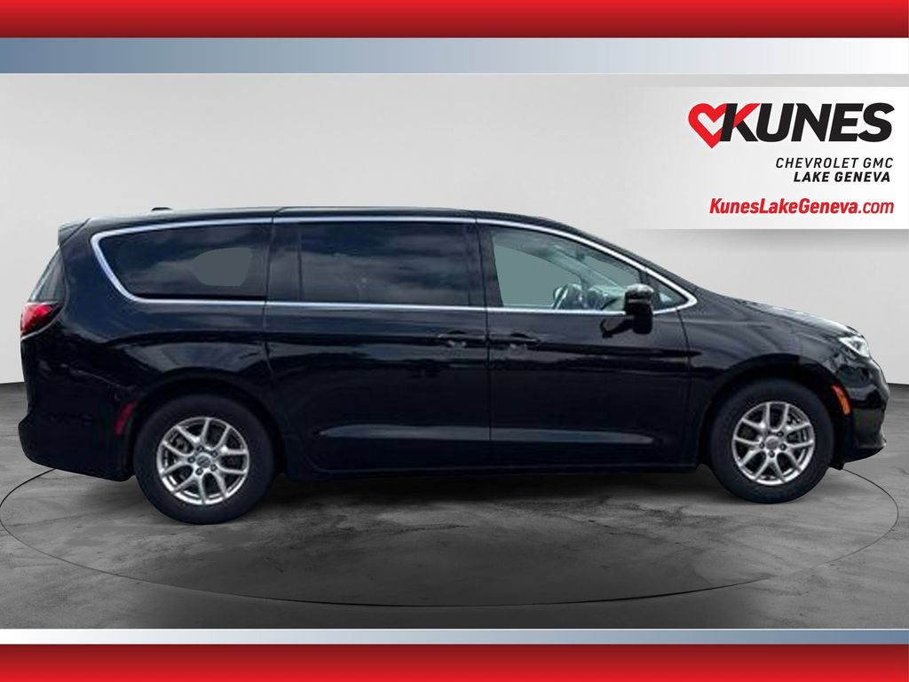 Used 2024 Chrysler Pacifica Touring-L FWD image 3