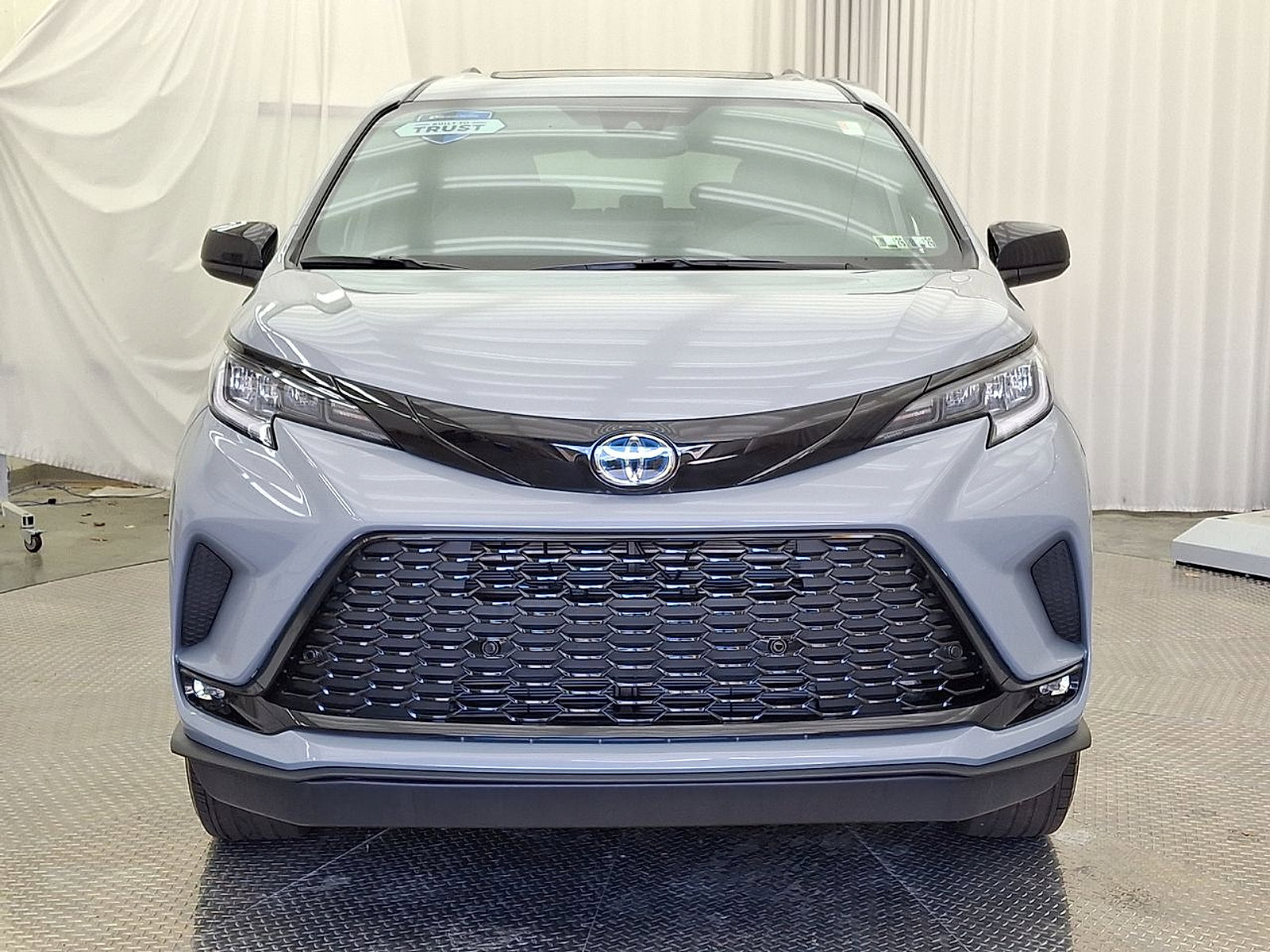 Used 2025 Toyota Sienna XSE w/ XSE Plus Package FWD image 29