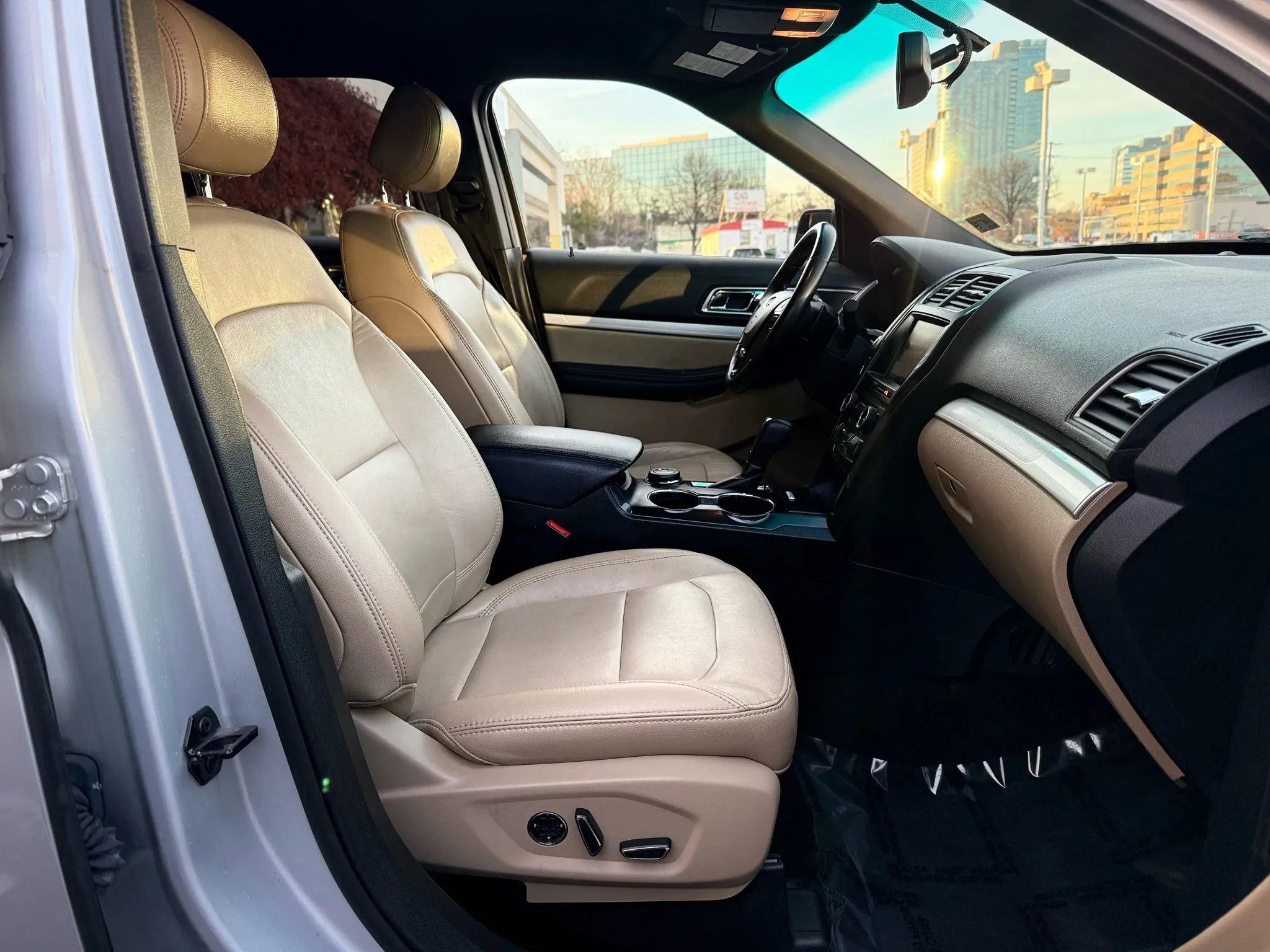 Used 2016 Ford Explorer XLT w/ Equipment Group 202A image 38