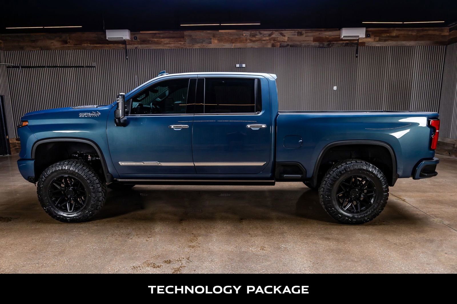 Used 2024 Chevrolet Silverado 2500 High Country w/ High Country Premium Package AWD/4WD image 6