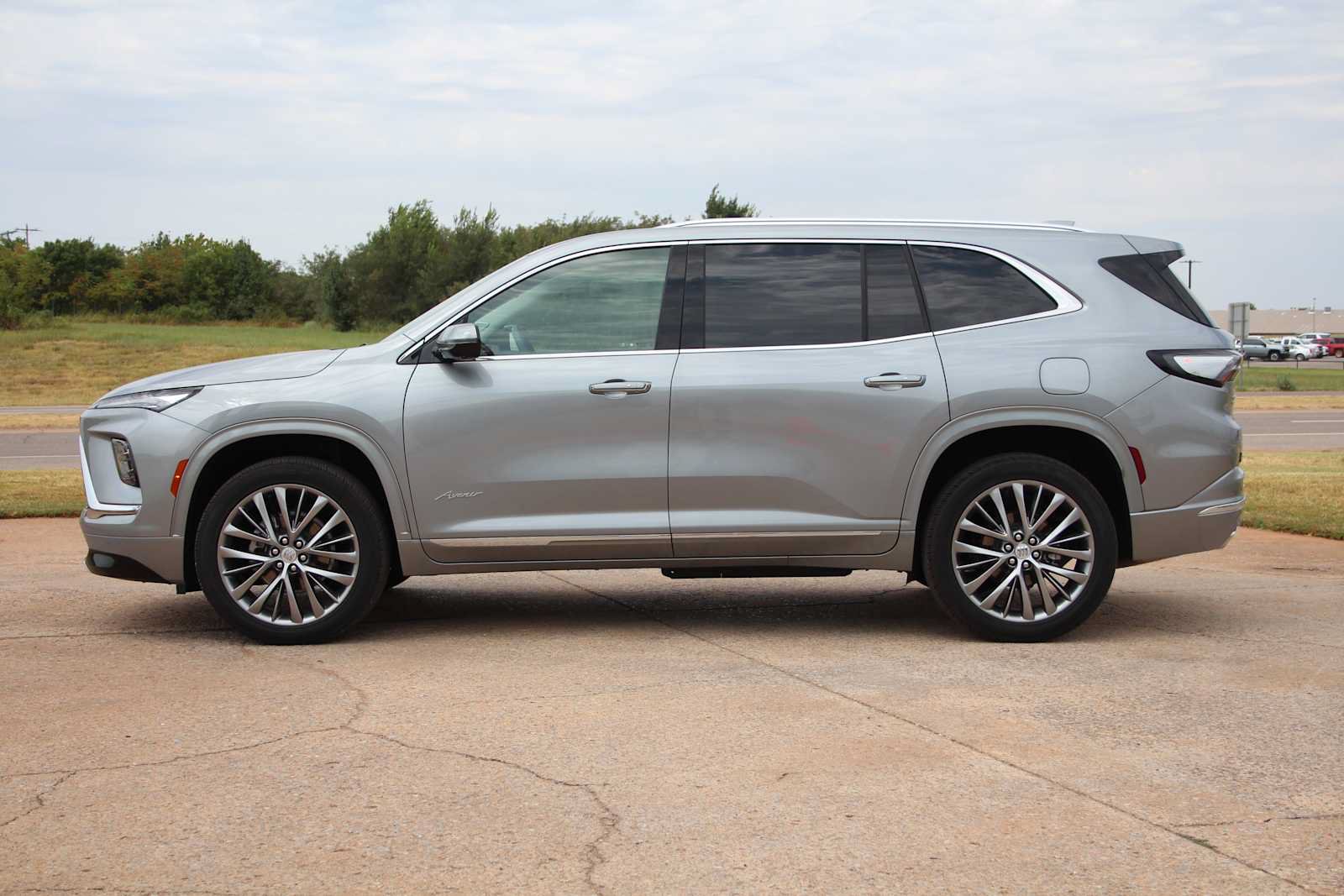 Used 2025 Buick Enclave Avenir AWD/4WD image 7