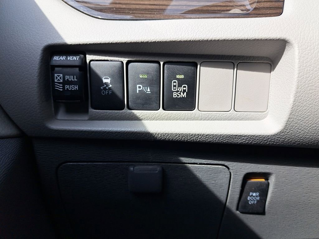 Used 2017 Toyota Sienna XLE Premium image 24