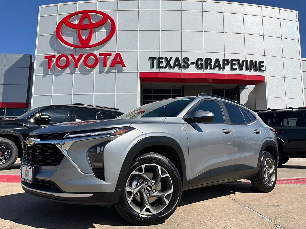 Used 2025 Chevrolet Trax LT image 2