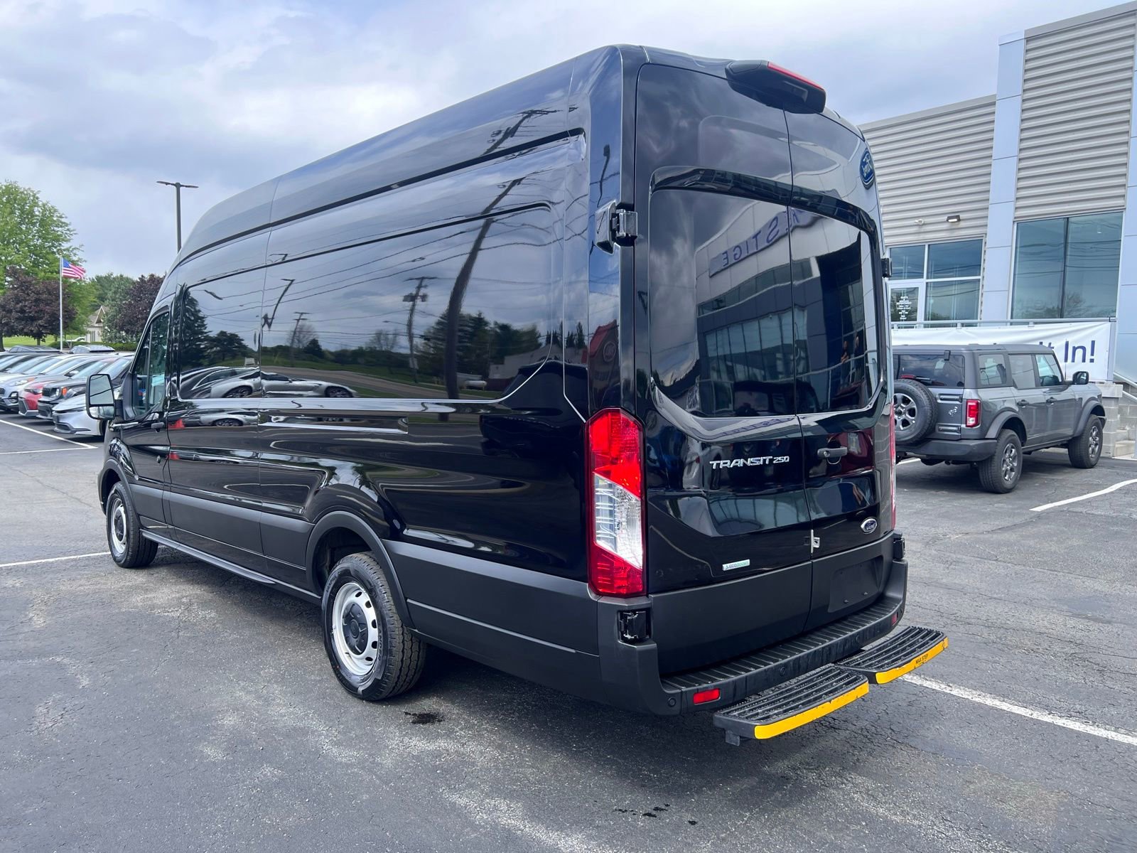 Used 2023 Ford Transit 250 148 High Roof Extended w/ Load Area Protection Package RWD image 5