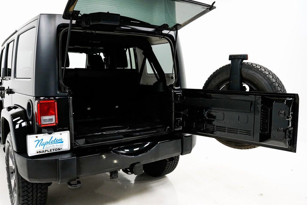 Used 2018 Jeep Wrangler Unlimited Sahara w/ Connectivity Group image 28