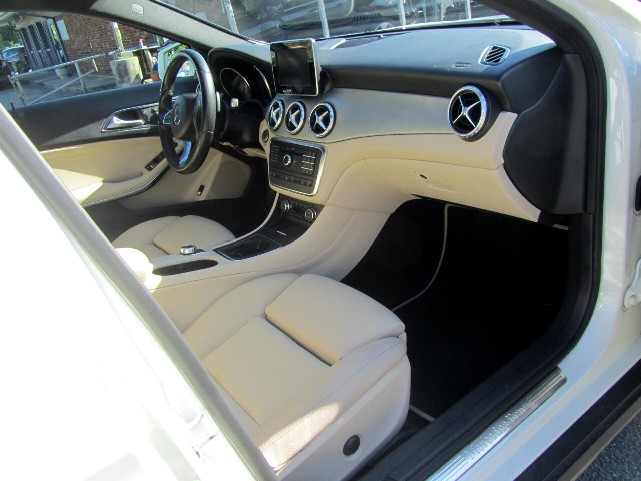 Used 2017 Mercedes-Benz GLA 250 4MATIC w/ Premium Package image 21