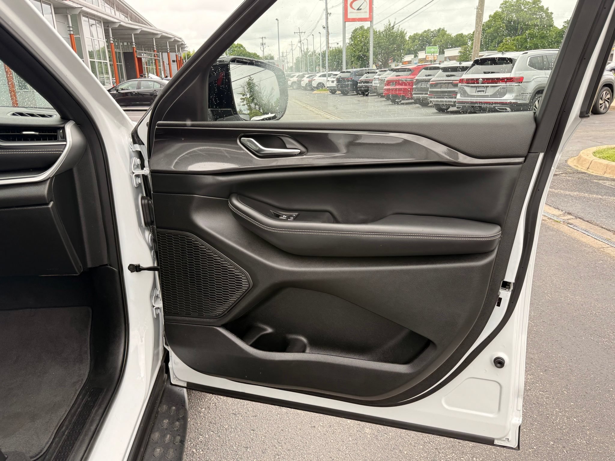 Used 2023 Jeep Grand Cherokee L Laredo AWD/4WD image 17