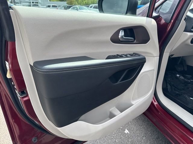 Used 2023 Chrysler Voyager LX FWD image 15