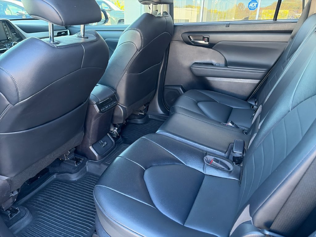Used 2022 Toyota Highlander XLE AWD/4WD image 14