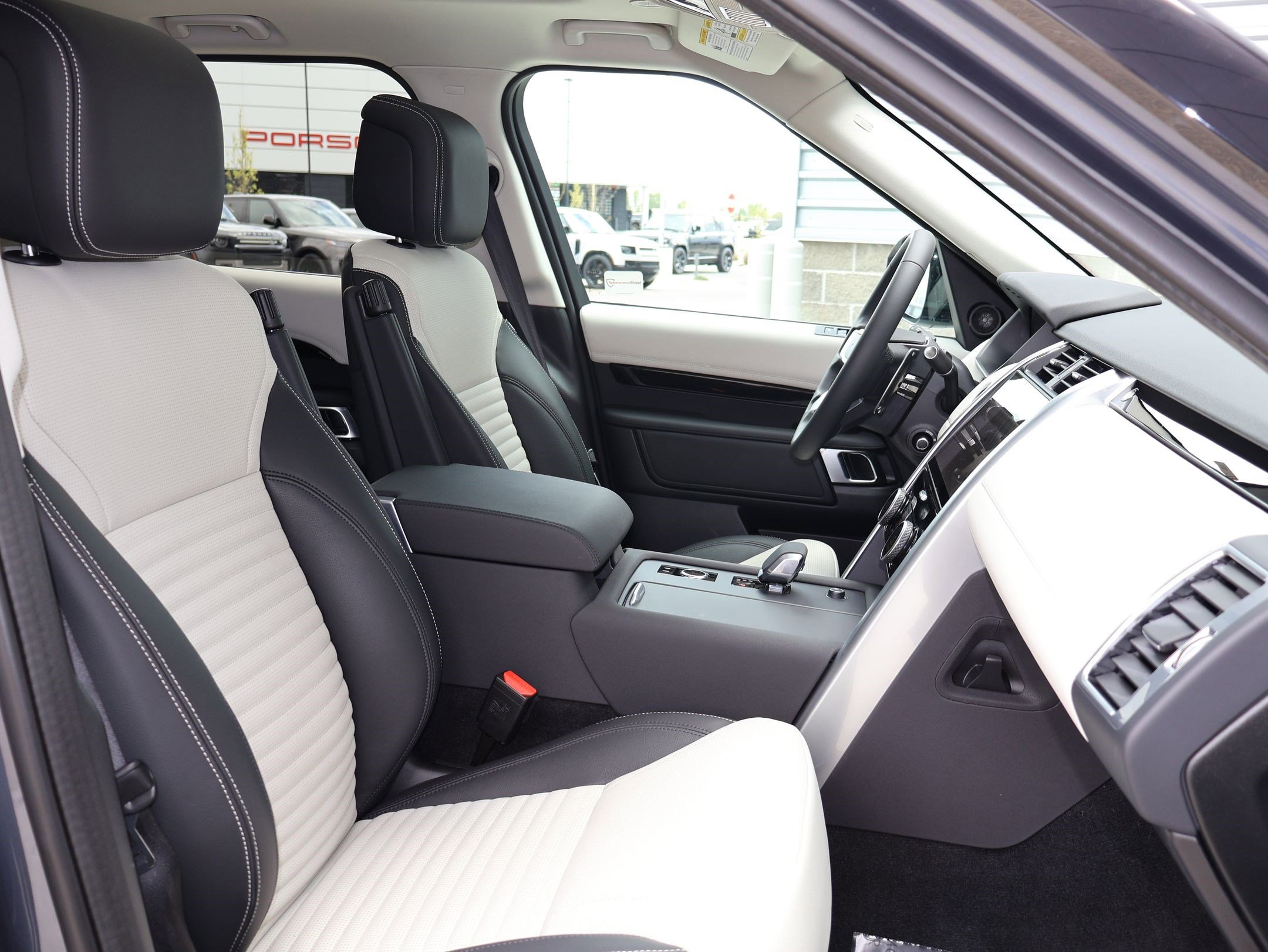Certified 2025 Land Rover Discovery S AWD/4WD image 30
