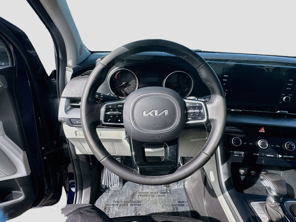 Used 2023 Kia Carnival LX FWD image 11