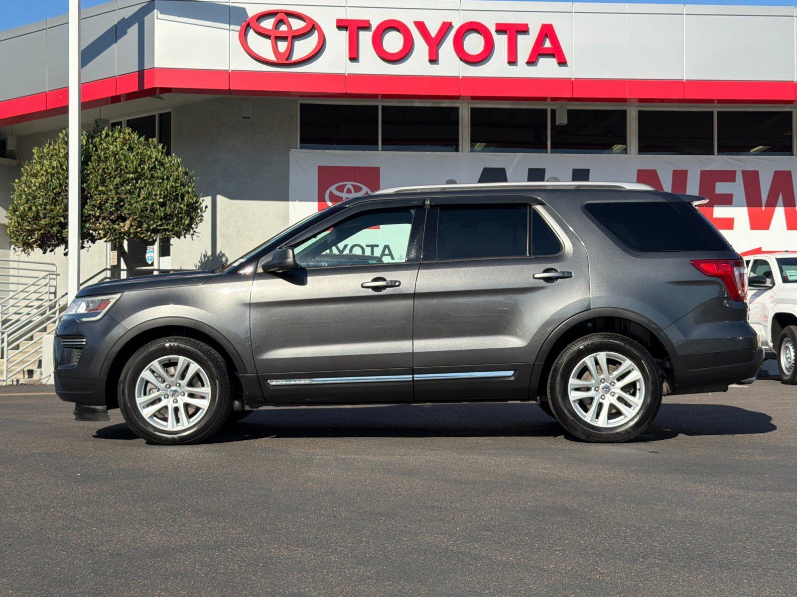 Used 2018 Ford Explorer XLT FWD image 2