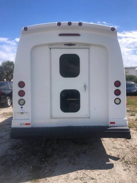 Used 2013 Chevrolet Express 4500 w/ Shuttle Bus Package RWD image 5