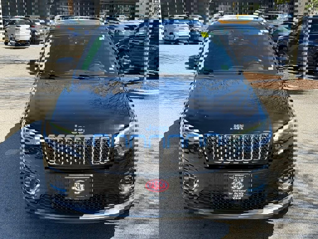 Used 2019 Jeep Cherokee Limited w/ Luxury Group image 2