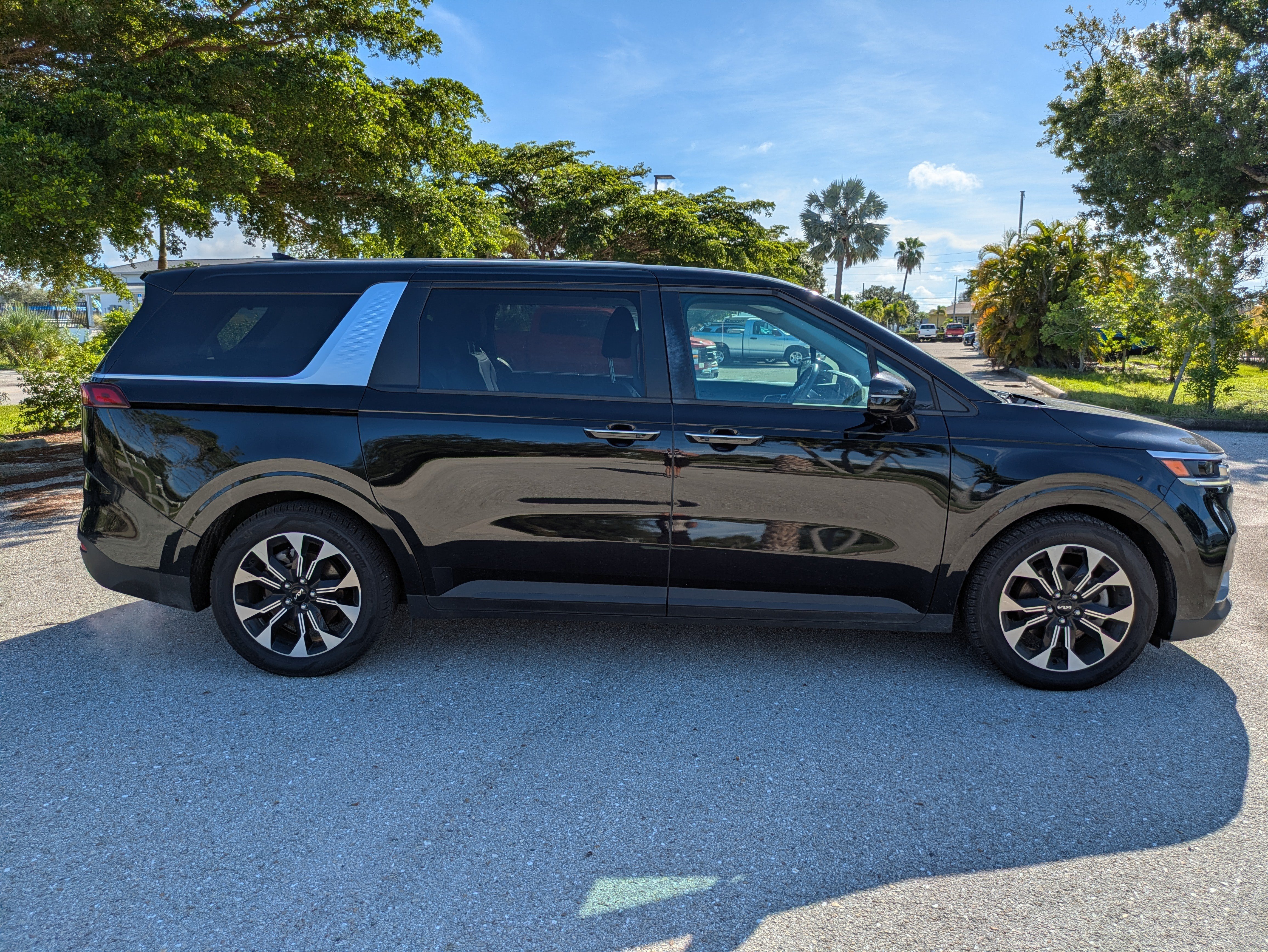 Used 2024 Kia Carnival EX FWD image 3