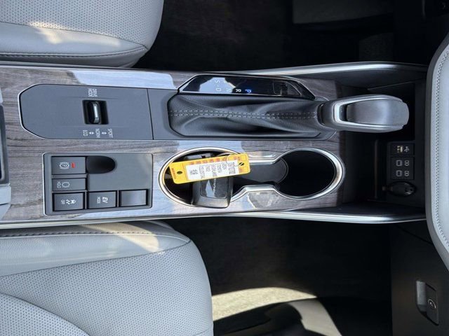 Used 2024 Toyota Highlander Limited image 30