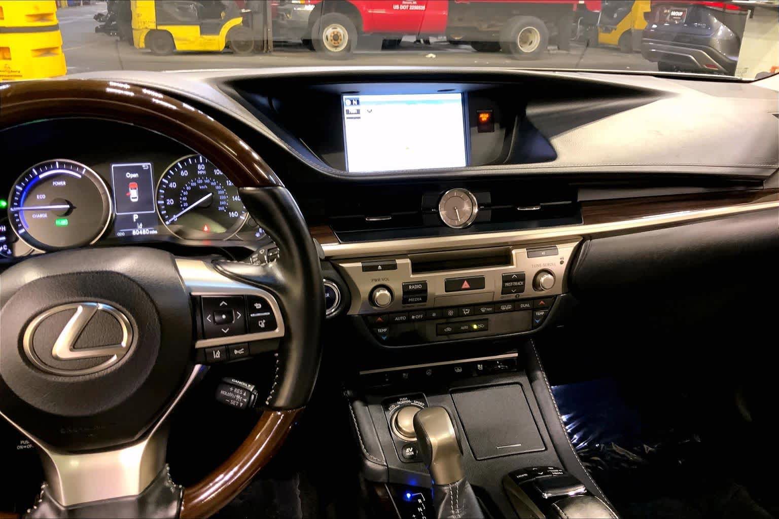 Used 2018 Lexus ES 300h w/ Luxury Package FWD image 7