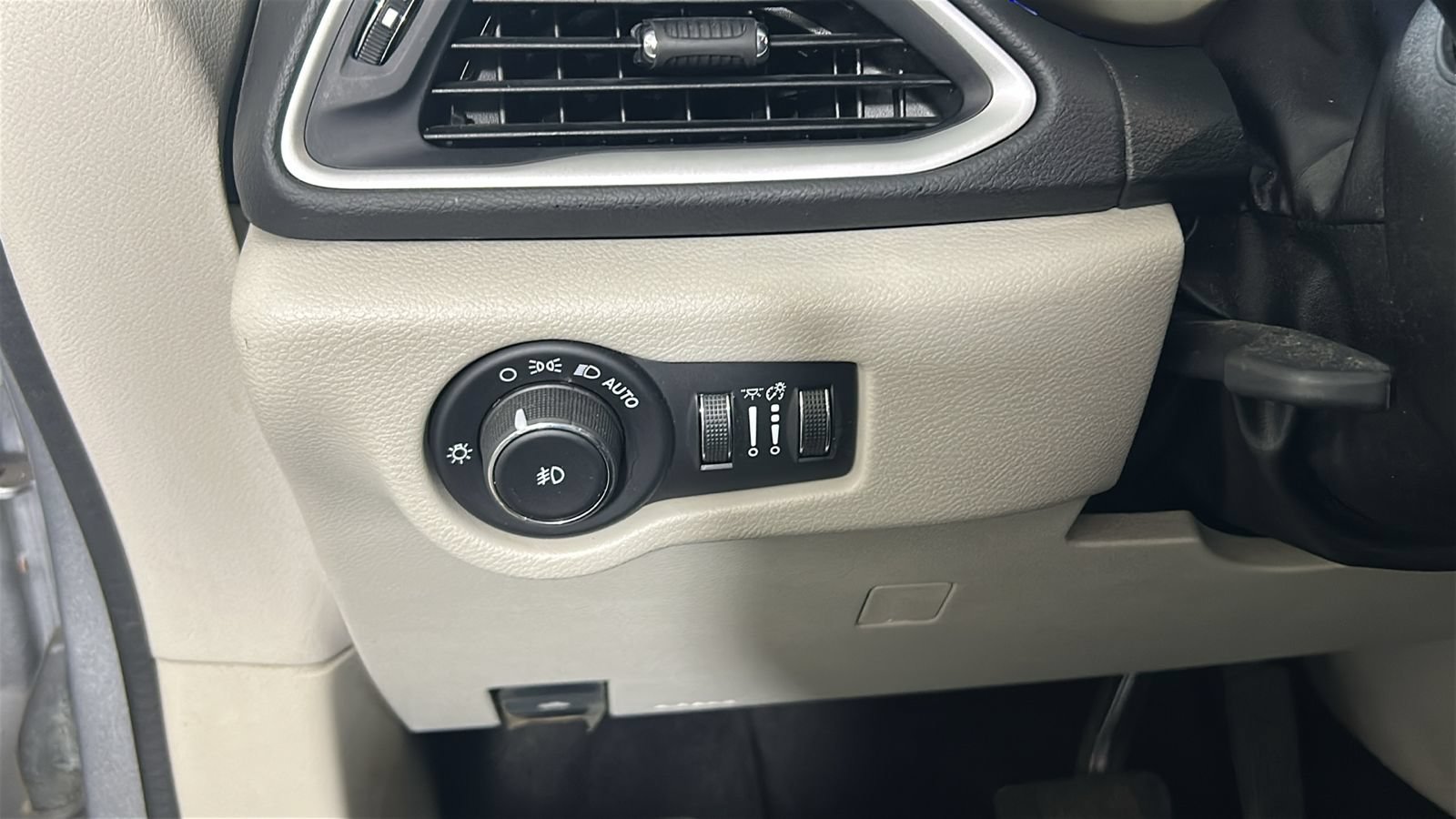 Used 2018 Chrysler Pacifica Touring-L FWD image 22